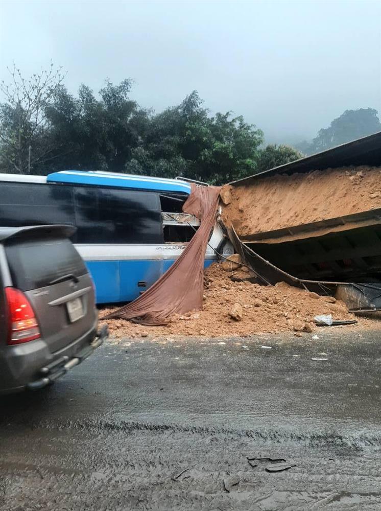 Xót xa cảnh người thân gào khóc thảm thiết tại hiện trường vụ tai nạn kinh hoàng khiến 3 người tử vong ở Hòa Bình-2