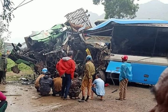 Xót xa cảnh người thân gào khóc thảm thiết tại hiện trường vụ tai nạn kinh hoàng khiến 3 người tử vong ở Hòa Bình
