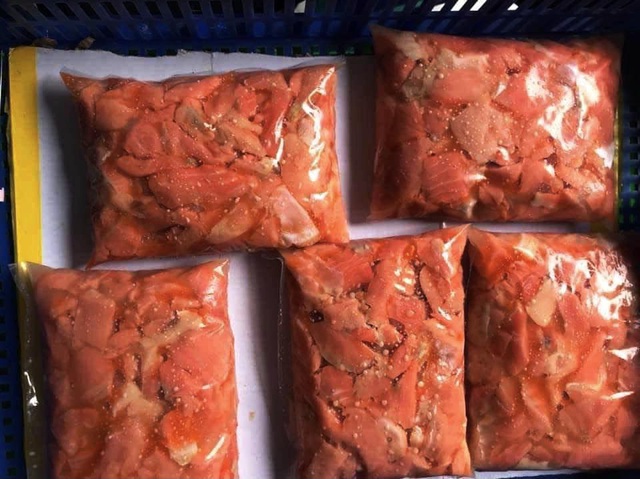 Xương, vụn cá hồi giá siêu rẻ: Khách mua tới tấp, dân buôn ngày bán trăm bộ-1