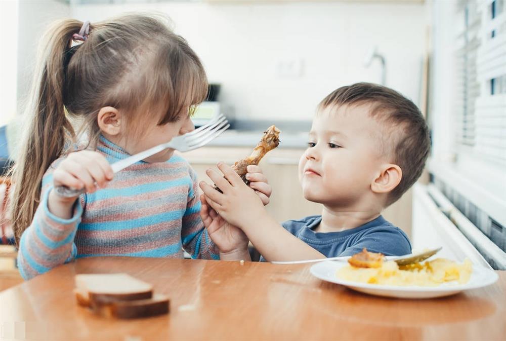 Bố mẹ thiếu kiến thức mà cho con ăn theo cách này sẽ cực kỳ độc hại, phá hủy lá lách và dạ dày của trẻ trong tương lai!-2