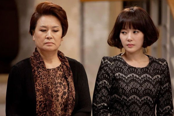 Cháu khóc ngằn ngặt, mẹ chồng vẫn thản nhiên bảo con dâu rửa xong đống bát hẵng vào dỗ, diễn biến sau đó khiến bà hối không kịp-1