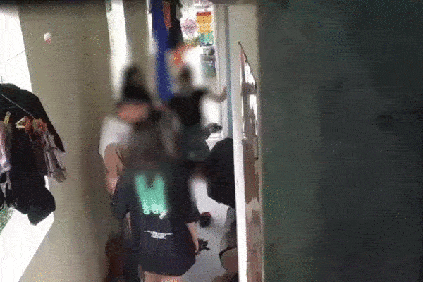 Pha đánh ghen hiểm hóc: Đôi tình nhân bị bắt tại trận, hình phạt cho tiểu tam cay đắng đến mức cô ta phải hét lên Mẹ bảo con chết đúng không?-1