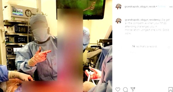 Nhóm bác sĩ ‘khoe’ nội tạng của bệnh nhân trên mạng xã hội-1