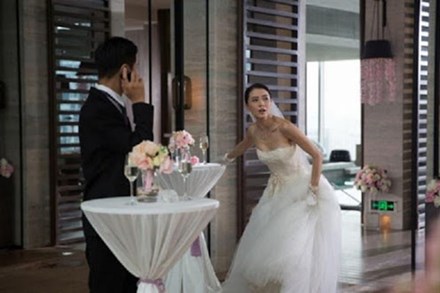 Sát giờ cử hành hôn lễ, cô dâu bất ngờ nhận được tin nhắn nặc danh liền cởi váy chạy tháo thân khỏi đám cưới