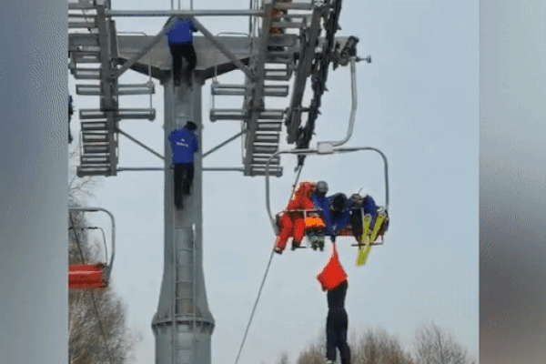 Người đàn ông rơi xuống đất từ cáp treo ở Trung Quốc