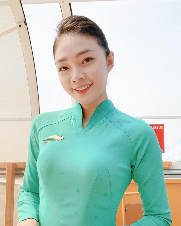 Hoa khôi tiếp viên hàng không bước vào đại hội sexy với vòng 1 căng đầy lấp ló-1