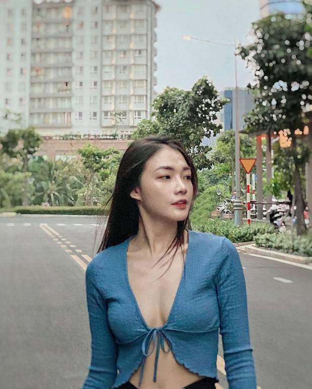 Hoa khôi tiếp viên hàng không bước vào đại hội sexy với vòng 1 căng đầy lấp ló-2