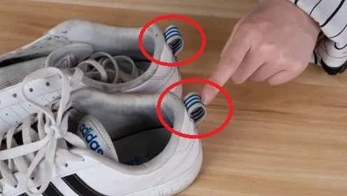 Cái đuôi nhỏ phía sau giày có tác dụng gì không?-1