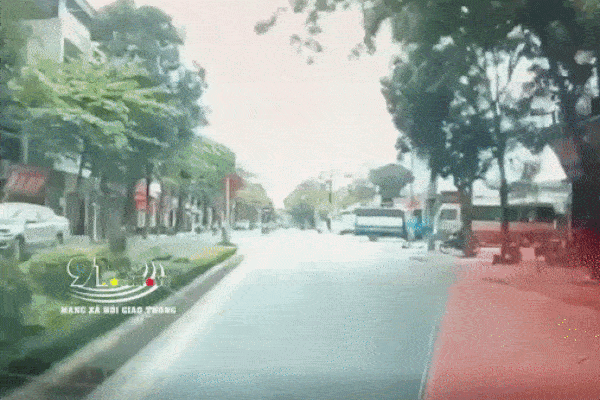 Mải buôn chuyện trên đường, 2 cô gái đâm sầm vào đuôi ô tô, nhìn hậu quả sự việc mà chủ xe chỉ còn biết ngậm đắng-2