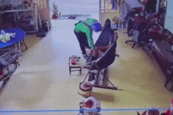 Camera ghi cảnh tên trộm lục lọi khắp trong nhà