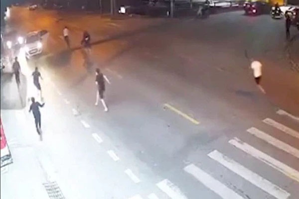 Hỗn chiến vì tiếng nẹt pô ở Bình Dương, 5 người thương vong-2