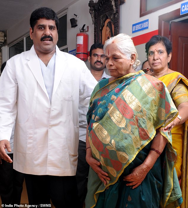 Một năm sau khi sinh đôi ở tuổi 74, sản phụ già nhất thế giới trở thành bà mẹ đơn thân một mình nuôi 2 con-1