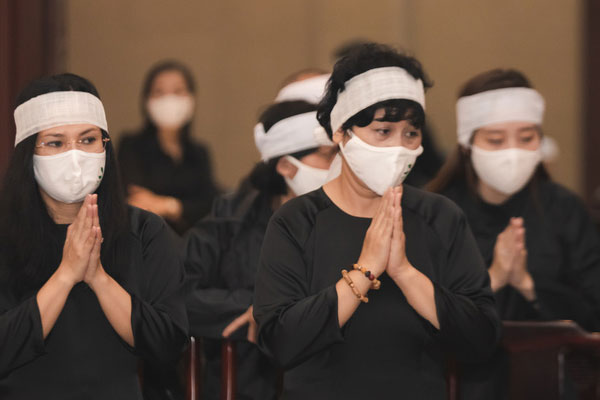 Đăng ảnh ôm áo chồng Tiến sĩ vừa mất, NS Minh Hằng đau đớn: 8/3 anh còn đọc thơ cho em và chúc em ngủ ngon... giờ đây anh về cõi khác-7