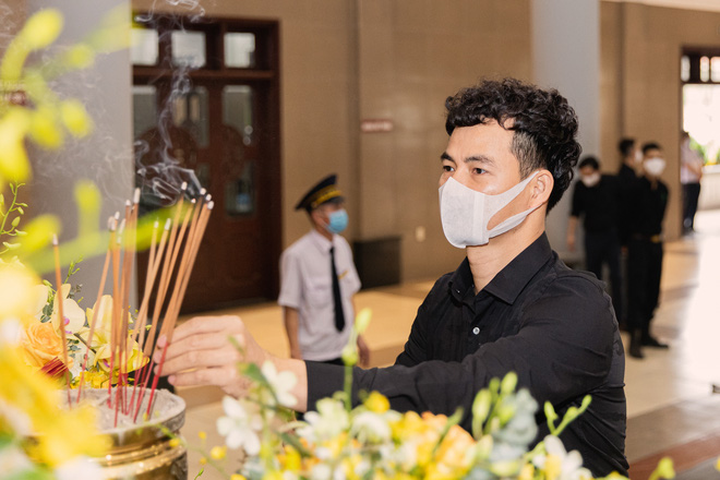 NSND Minh Hằng thất thần, bật khóc tiễn đưa chồng về cõi vĩnh hằng-6