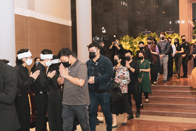 NSND Minh Hằng thất thần, bật khóc tiễn đưa chồng về cõi vĩnh hằng-4