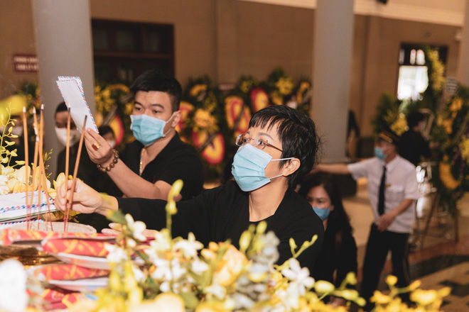 NSND Minh Hằng thất thần, bật khóc tiễn đưa chồng về cõi vĩnh hằng-7