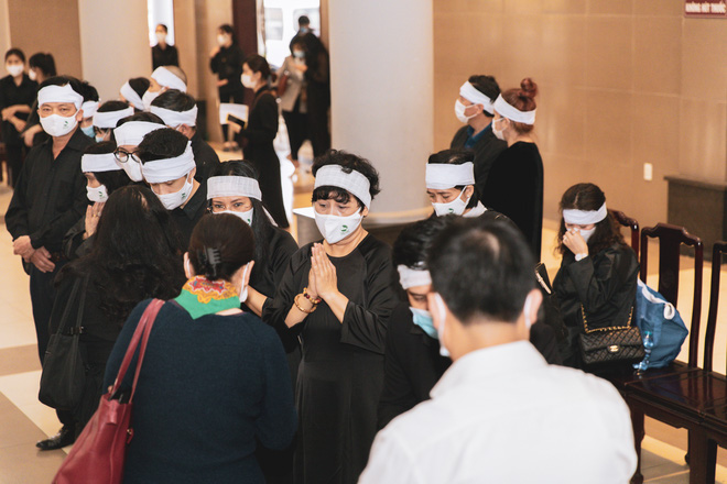 NSND Minh Hằng thất thần, bật khóc tiễn đưa chồng về cõi vĩnh hằng-8