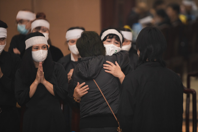 NSND Minh Hằng thất thần, bật khóc tiễn đưa chồng về cõi vĩnh hằng-9