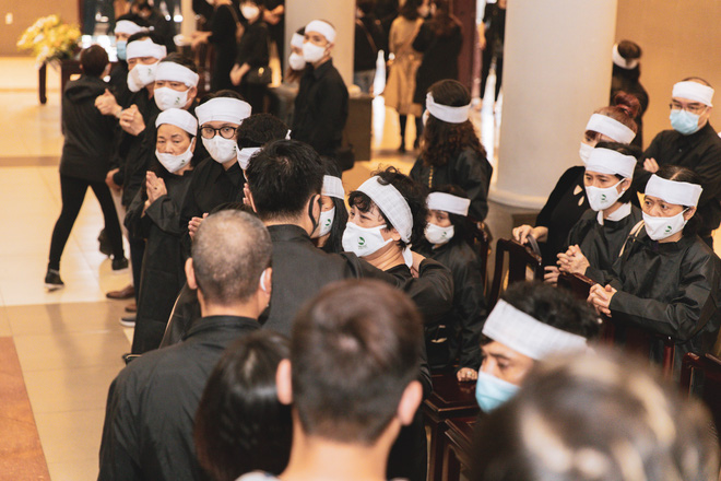 NSND Minh Hằng thất thần, bật khóc tiễn đưa chồng về cõi vĩnh hằng-10