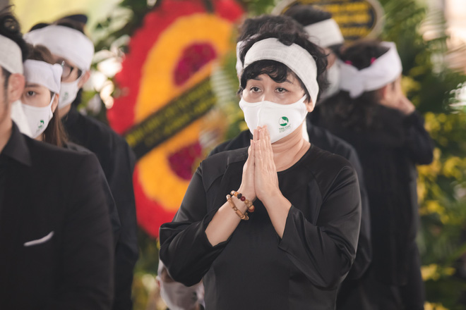 NSND Minh Hằng thất thần, bật khóc tiễn đưa chồng về cõi vĩnh hằng-12