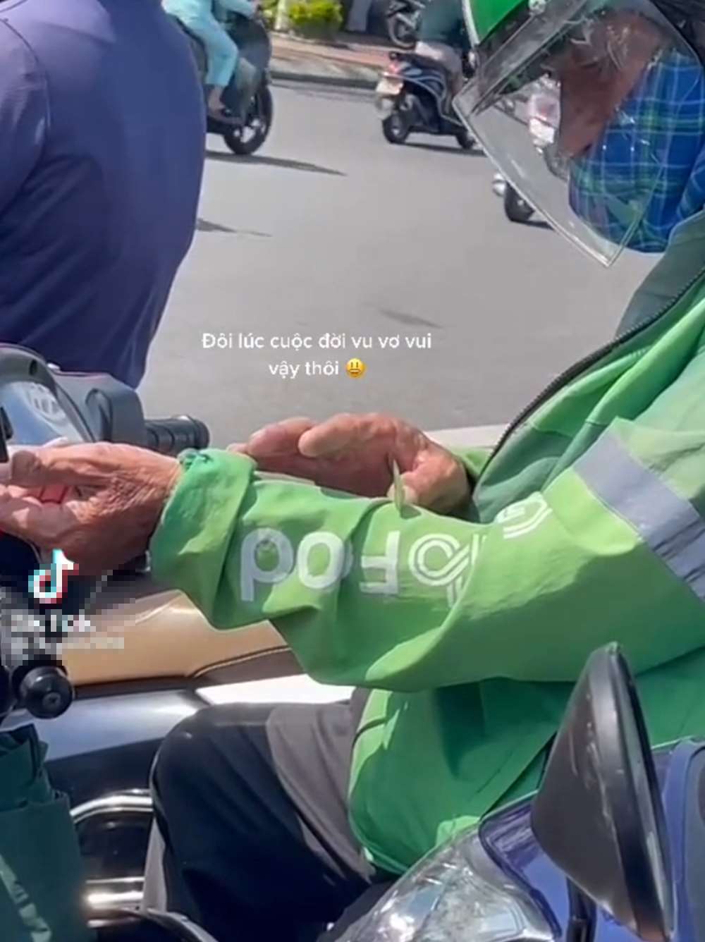 Clip người tài xế vui đùa với chú bướm lúc dừng đèn đỏ: Chỉ cần vài giây vu vơ vậy thôi đã thấy yêu đời rồi-1