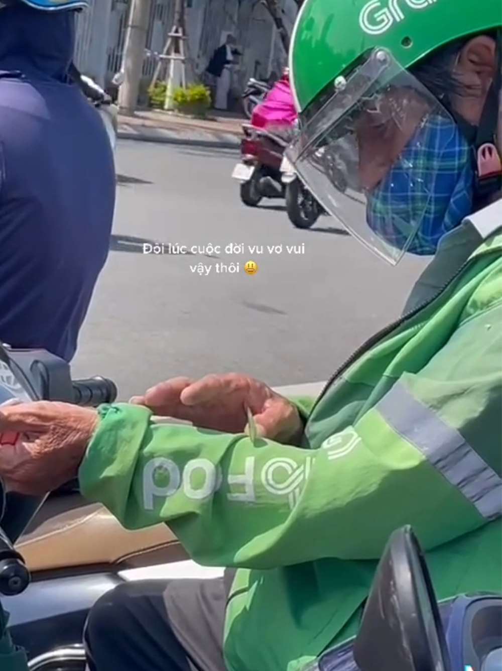 Clip người tài xế vui đùa với chú bướm lúc dừng đèn đỏ: Chỉ cần vài giây vu vơ vậy thôi đã thấy yêu đời rồi-2