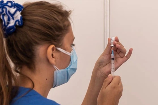 Bé gái vừa chào đời đã có sẵn kháng thể chống COVID-19 do người mẹ đã tiêm chủng trước đó-1