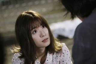 Du lịch đầu năm về mua cho mẹ chồng chiếc áo, khi bà vừa mặc thử lên người đã buông một lời khiến tôi nghẹn đắng