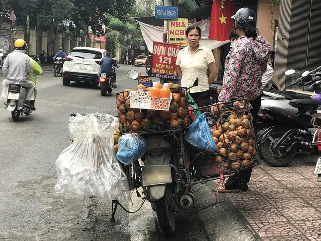 Túc tắc ngày vắt 3 tạ cam sành đóng chai, tiểu thương thu về tiền triệu-3