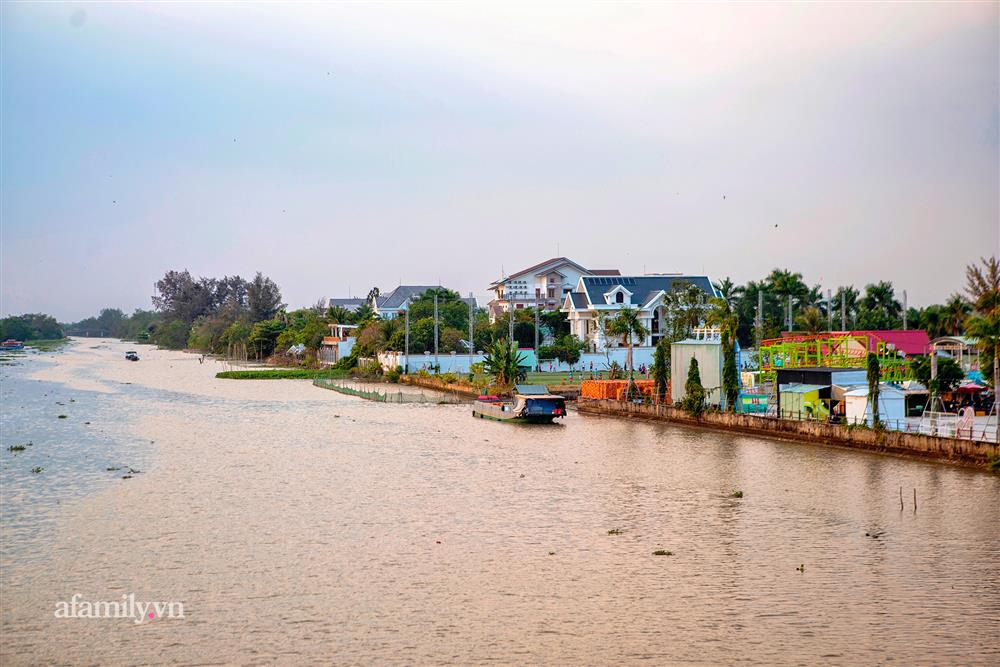 LÀNG ĐẠI GIA được bảo vệ chặt nhất Cần Thơ, toàn biệt phủ phong cách không có gì ngoài đất, cổng trước đậu ô tô, cổng sau đậu vài du thuyền vẫn còn rộng-9