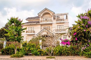 "LÀNG ĐẠI GIA" được bảo vệ chặt nhất Cần Thơ, toàn biệt phủ phong cách "không có gì ngoài đất", cổng trước đậu ô tô, cổng sau đậu vài du thuyền vẫn còn rộng