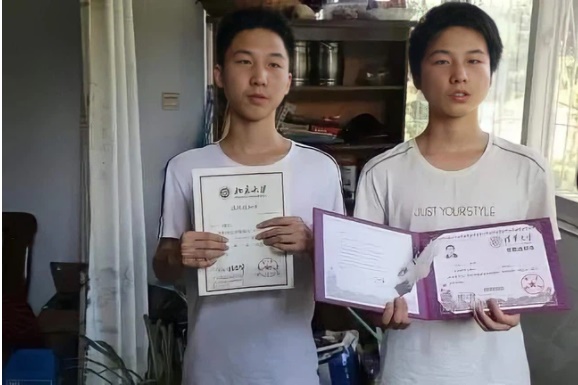 Hai anh em đỗ đại học tốp 1 châu Á, báo chí kéo đến nhà phỏng vấn rầm rộ, bà mẹ nói đúng 1 câu mà ai cũng gật gù tâm đắc-1