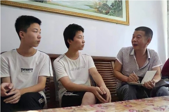 Hai anh em đỗ đại học tốp 1 châu Á, báo chí kéo đến nhà phỏng vấn rầm rộ, bà mẹ nói đúng 1 câu mà ai cũng gật gù tâm đắc-2