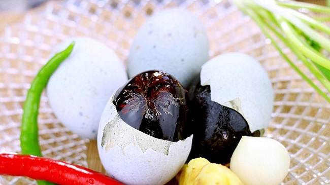Bất ngờ loại trứng đen sì được săn lùng, dân buôn ngày bán hàng nghìn quả-1
