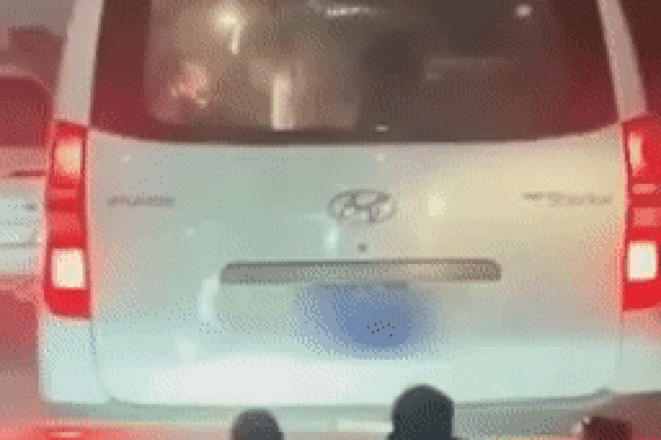 Xúc động hình ảnh nhân viên y tế cố gắng cấp cứu cho bệnh nhân ngay trên xe cứu thương đang mắc kẹt giữa đám đông tắc đường-1