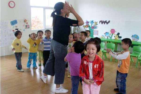 Mẹ thường chọn mua quần áo cho con như thế nào? Nên chọn màu tối hay màu sáng? Hãy cẩn thận vì chọn sai có thể sẽ làm tổn thương bé rất nhiều-6