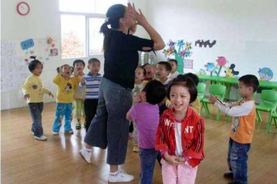 Nếu không muốn con khổ, ba mẹ thông minh nên chuẩn bị điều này trước khi cho trẻ đi mẫu giáo: Con vui khỏe, cô giáo yêu quý