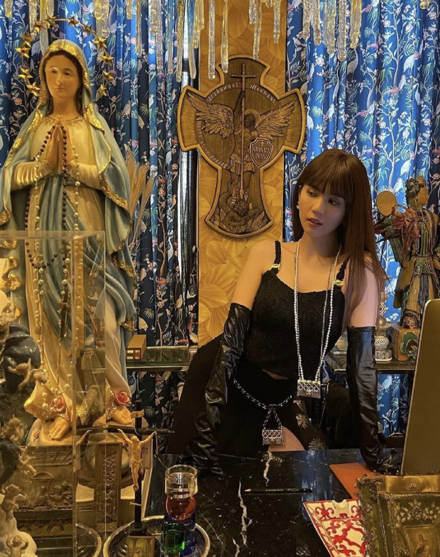 Ngọc Trinh bị chỉ trích vì diện đầm cắt xẻ táo bạo, tạo dáng ưỡn ẹo phản cảm trước tượng Đức Mẹ-1