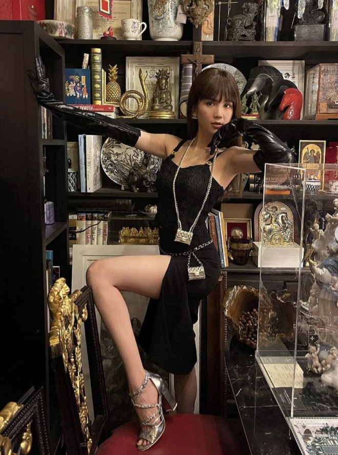 Ngọc Trinh bị chỉ trích vì diện đầm cắt xẻ táo bạo, tạo dáng ưỡn ẹo phản cảm trước tượng Đức Mẹ-3