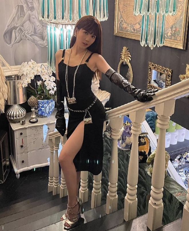 Ngọc Trinh bị chỉ trích vì diện đầm cắt xẻ táo bạo, tạo dáng ưỡn ẹo phản cảm trước tượng Đức Mẹ-2