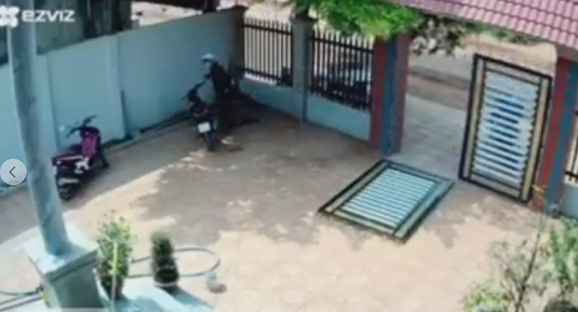 Clip: Kinh hoàng cảnh 2 đối tượng phá cổng sắt vào sân trộm xe máy giữa ban ngày, cách chúng tấn công khi bị chủ nhà phát hiện khiến ai nấy thất kinh-3