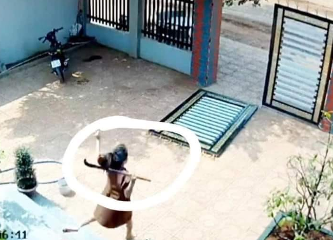 Clip: Kinh hoàng cảnh 2 đối tượng phá cổng sắt vào sân trộm xe máy giữa ban ngày, cách chúng tấn công khi bị chủ nhà phát hiện khiến ai nấy thất kinh-5