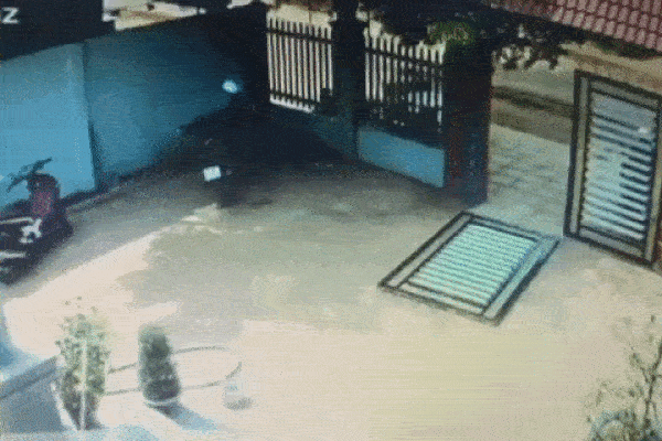 Clip: Kinh hoàng cảnh 2 đối tượng phá cổng sắt vào sân trộm xe máy giữa ban ngày, cách chúng tấn công khi bị chủ nhà phát hiện khiến ai nấy thất kinh