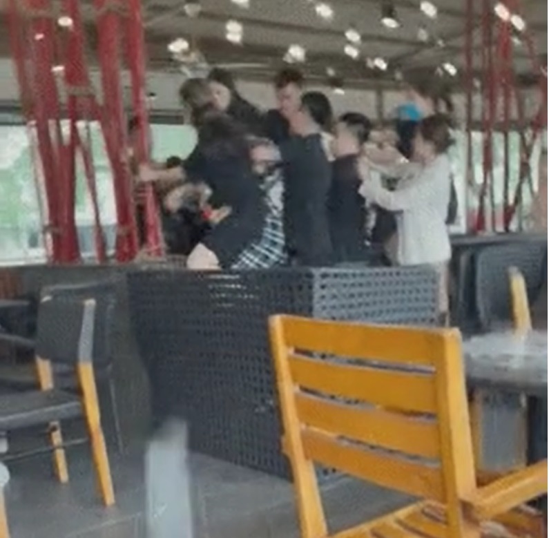 Gặp chồng cùng tiểu tam trong quán cafe, vợ và nhóm chị em xông vào đánh ghen: Chị em chơi với nhau mà ngủ với chồng của nhau à-2