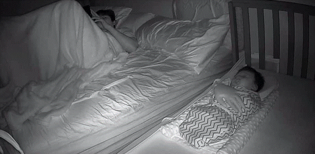 Nửa đêm tỉnh dậy nhìn camera thấy bàn tay lạ đặt trên người con, ông bố hoảng hốt rồi phì cười khi biết sự thật-1