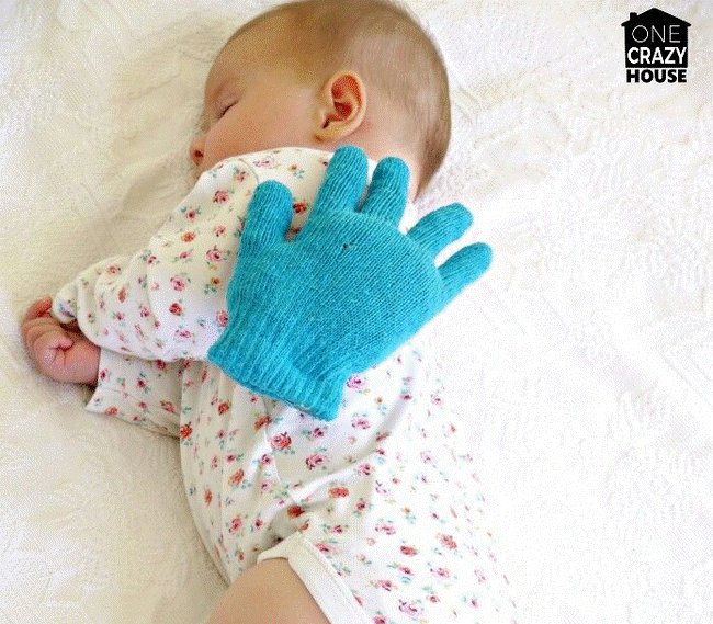 Nửa đêm tỉnh dậy nhìn camera thấy bàn tay lạ đặt trên người con, ông bố hoảng hốt rồi phì cười khi biết sự thật-2