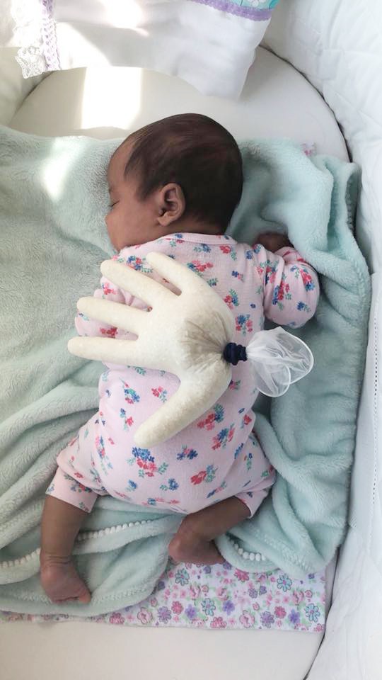 Nửa đêm tỉnh dậy nhìn camera thấy bàn tay lạ đặt trên người con, ông bố hoảng hốt rồi phì cười khi biết sự thật-3