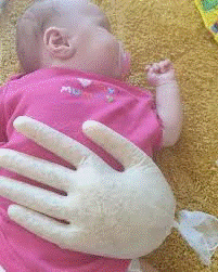 Nửa đêm tỉnh dậy nhìn camera thấy bàn tay lạ đặt trên người con, ông bố hoảng hốt rồi phì cười khi biết sự thật-5