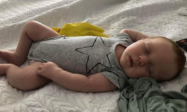 Nửa đêm tỉnh dậy nhìn camera thấy bàn tay lạ đặt trên người con, ông bố hoảng hốt rồi phì cười khi biết sự thật-6