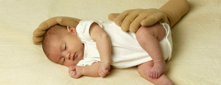 Nửa đêm tỉnh dậy nhìn camera thấy bàn tay lạ đặt trên người con, ông bố hoảng hốt rồi phì cười khi biết sự thật-7